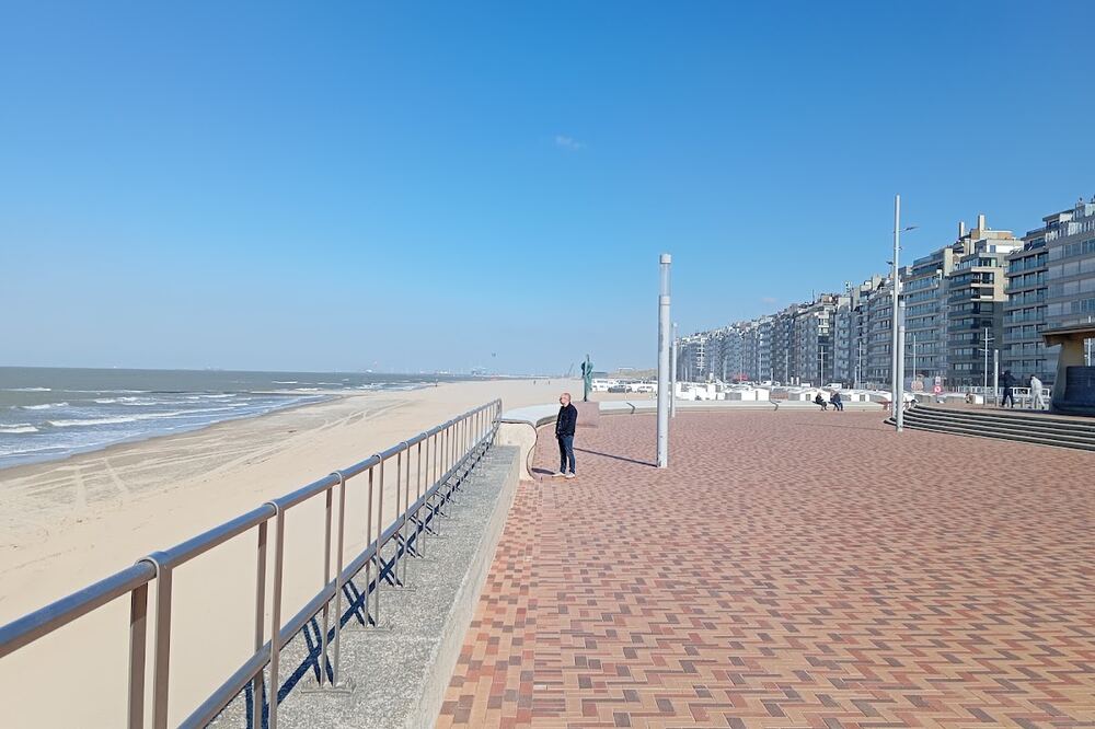 De zeedijk van Wenduine met het strand en de zee ernaast